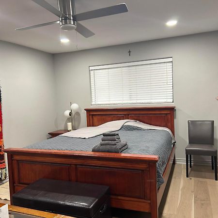 A Luxury Master Bedroom In A Condo Los Angeles Buitenkant foto